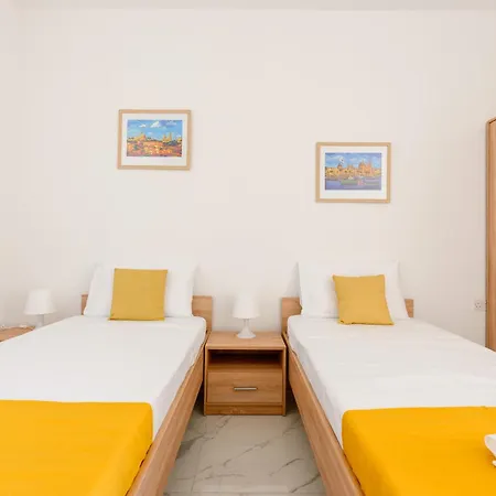 F8-4 Ensuite Bedroom *