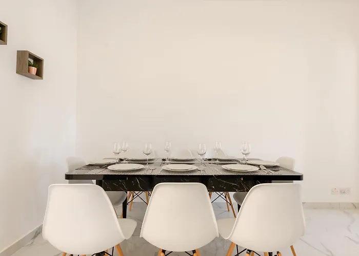 F8-4 Ensuite Bedroom * Sliema