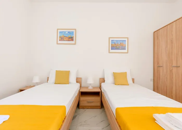 F8-4 Ensuite Bedroom *